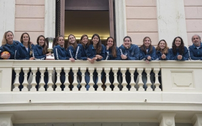 La plantilla de l'Astralpool femení saludant a la plaça Sant Roc des del balcó de l'Ajuntament | Roger Benet
